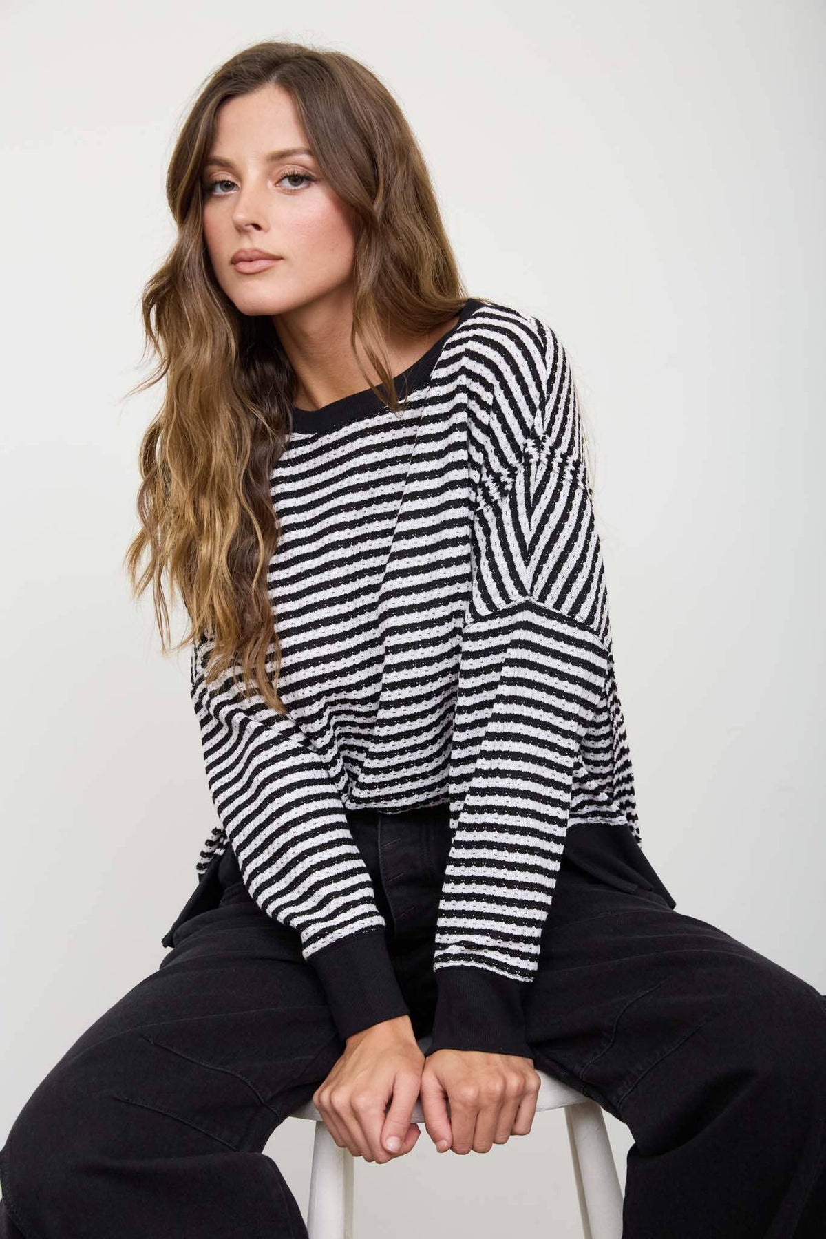STRIPE EXPOSED SEAM SPLIT HEM LONG SLEEVE KNIT TOP : BROWN