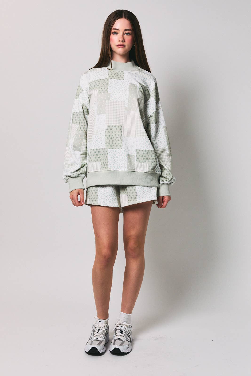 LONG SLEEVE MOCK NECK PATCH WORK PRINT SWEATSHIRT: SAGE-MULTI / L