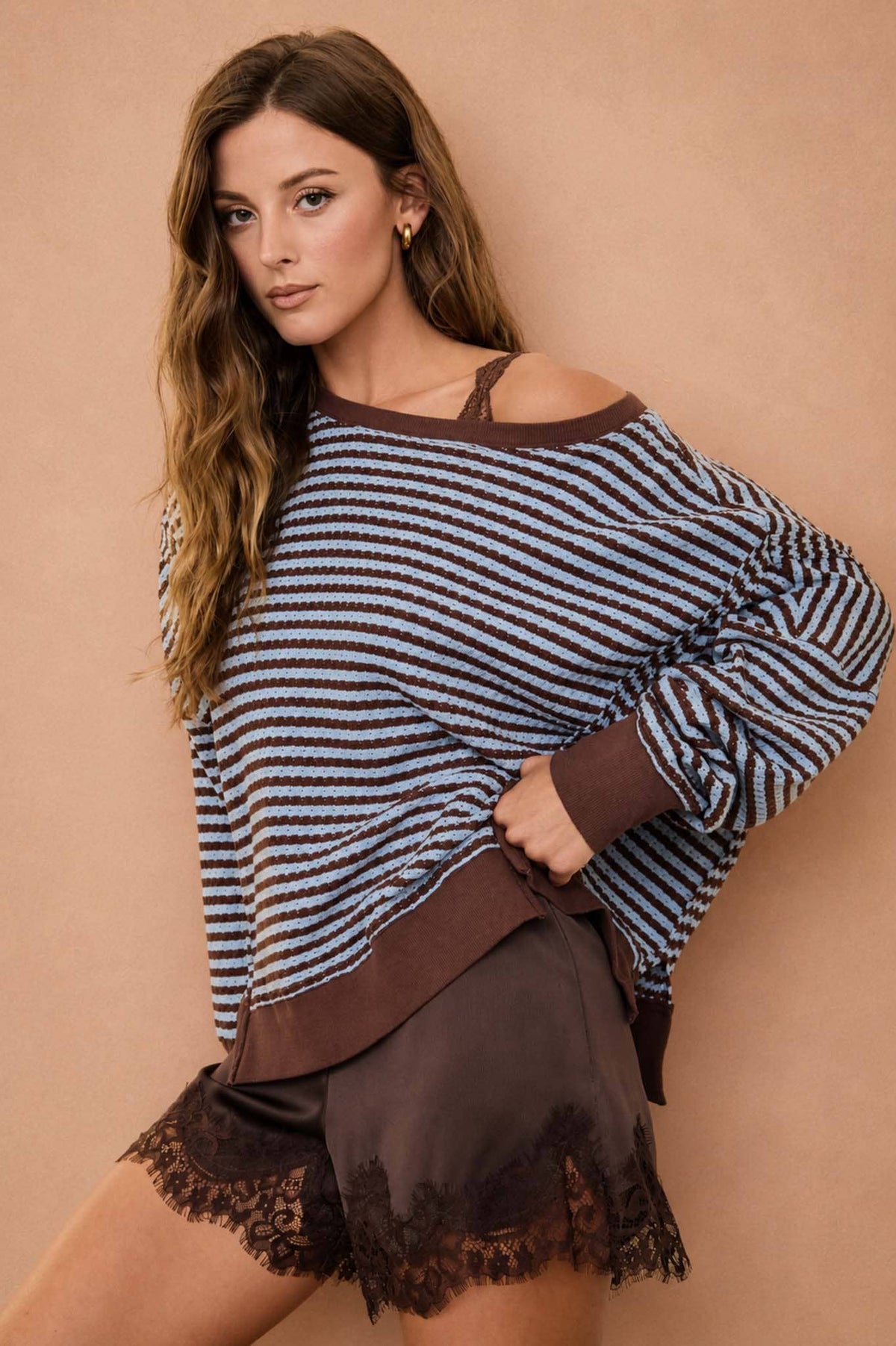 STRIPE EXPOSED SEAM SPLIT HEM LONG SLEEVE KNIT TOP : BROWN