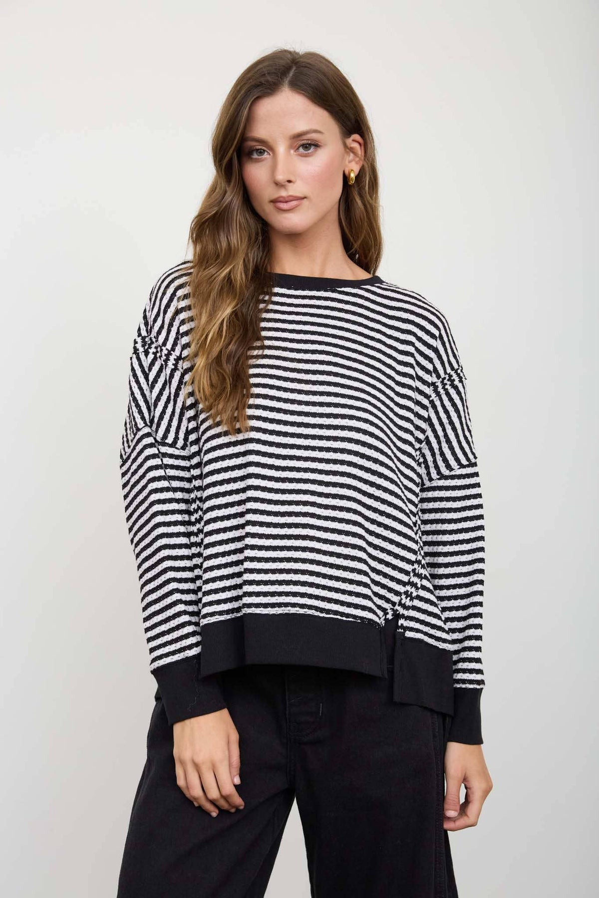 STRIPE EXPOSED SEAM SPLIT HEM LONG SLEEVE KNIT TOP : BLUE