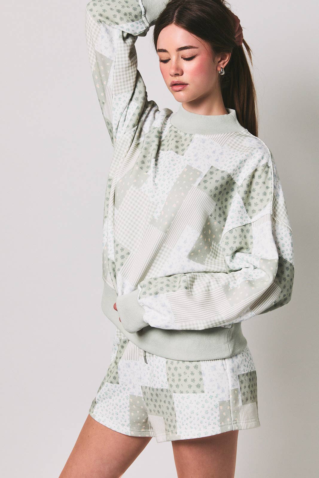 LONG SLEEVE MOCK NECK PATCH WORK PRINT SWEATSHIRT: SAGE-MULTI / L