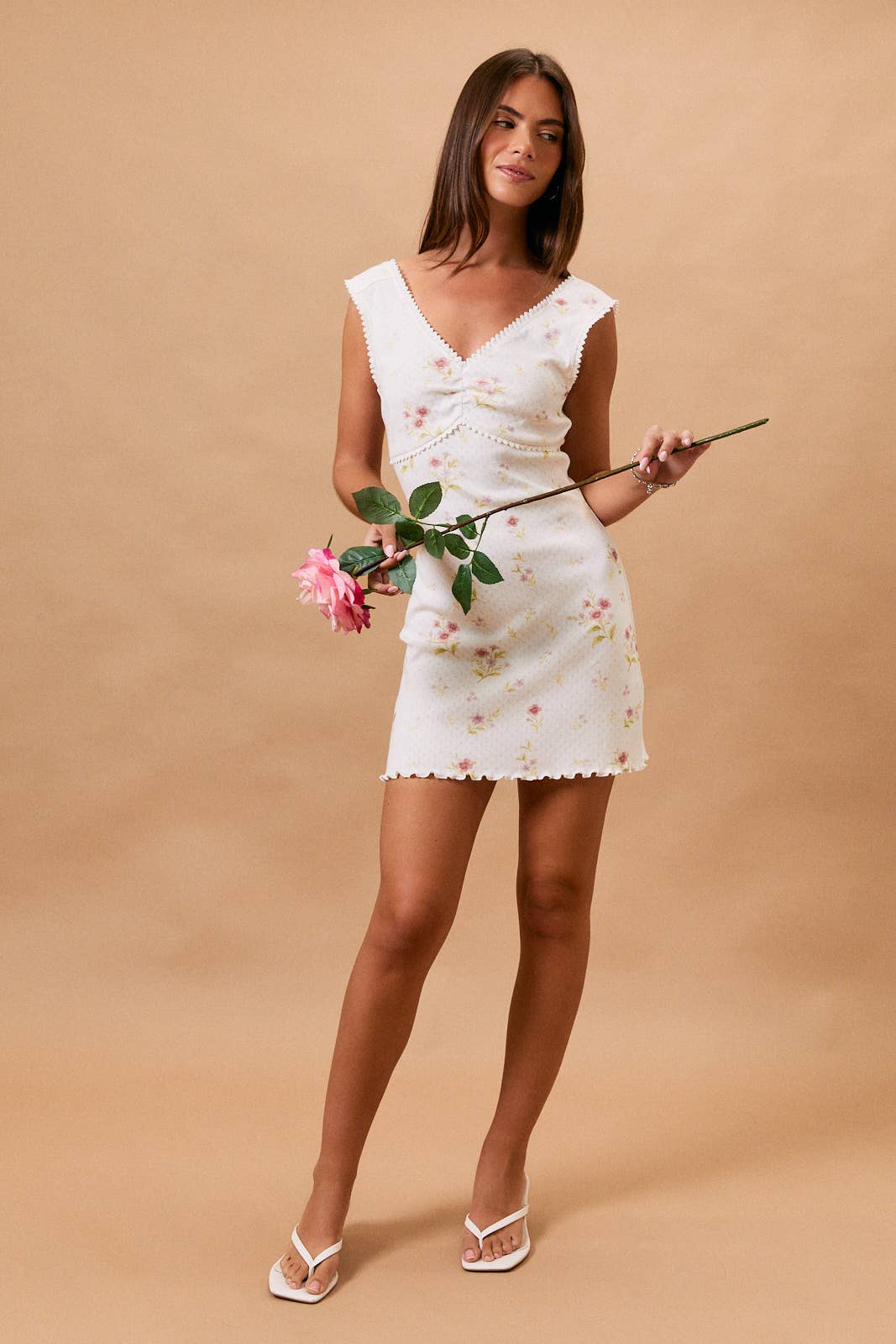 SLEEVELESS V-NECK LACE TRIM DETAIL POINTELLE MINI DRESS: WHITE-PINK FLORAL / L