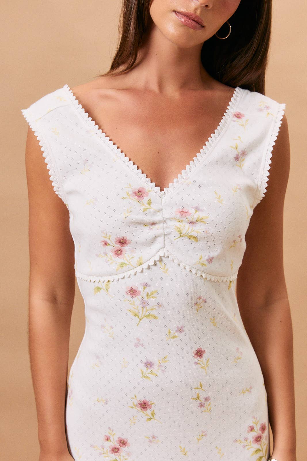 SLEEVELESS V-NECK LACE TRIM DETAIL POINTELLE MINI DRESS: WHITE-PINK FLORAL / L