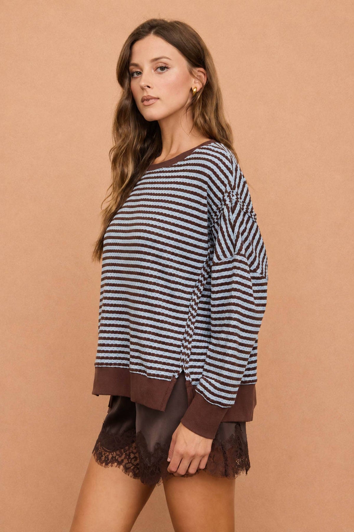 STRIPE EXPOSED SEAM SPLIT HEM LONG SLEEVE KNIT TOP : BROWN
