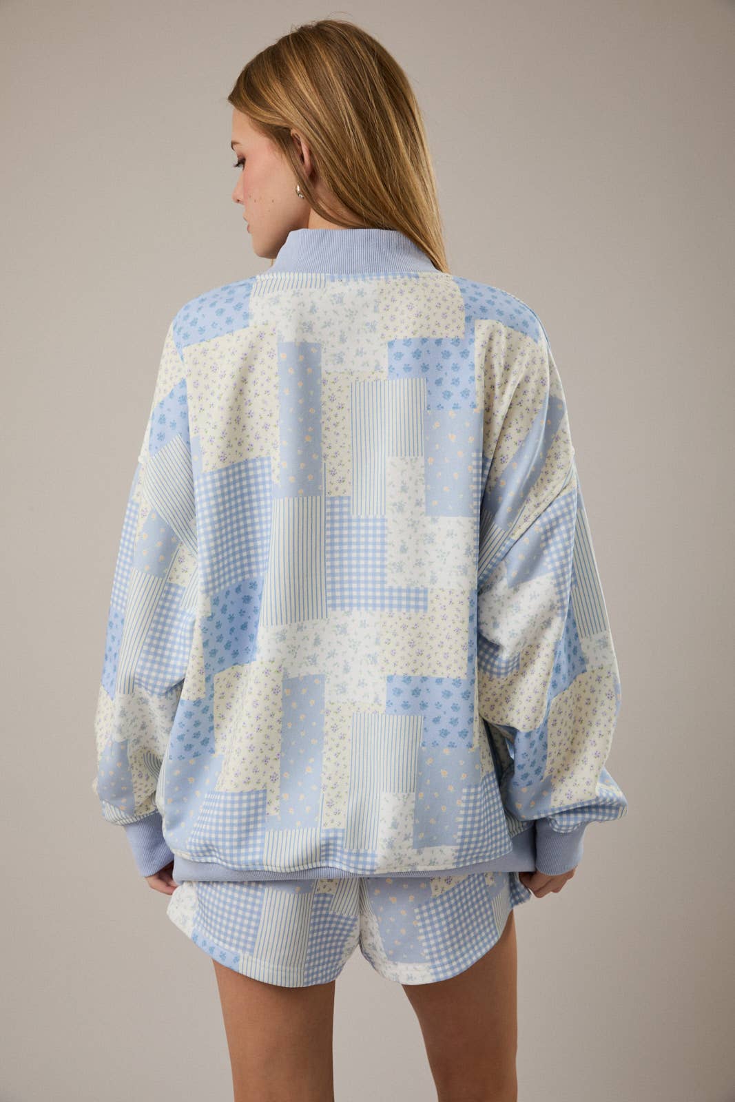 LONG SLEEVE MOCK NECK PATCH WORK PRINT SWEATSHIRT: LT PINK-MULTI / L