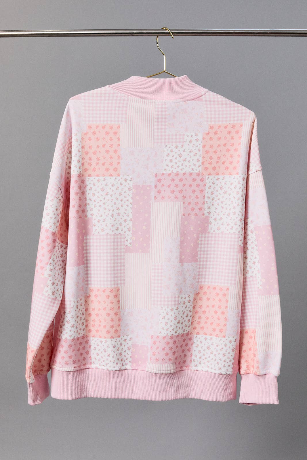 LONG SLEEVE MOCK NECK PATCH WORK PRINT SWEATSHIRT: LT PINK-MULTI / L