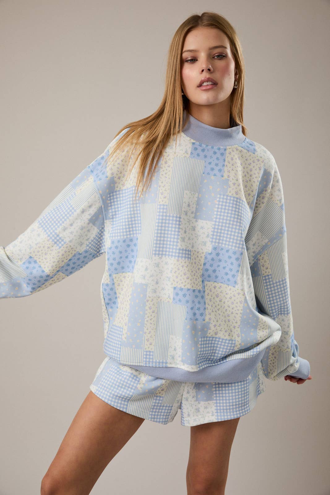 LONG SLEEVE MOCK NECK PATCH WORK PRINT SWEATSHIRT: SAGE-MULTI / L