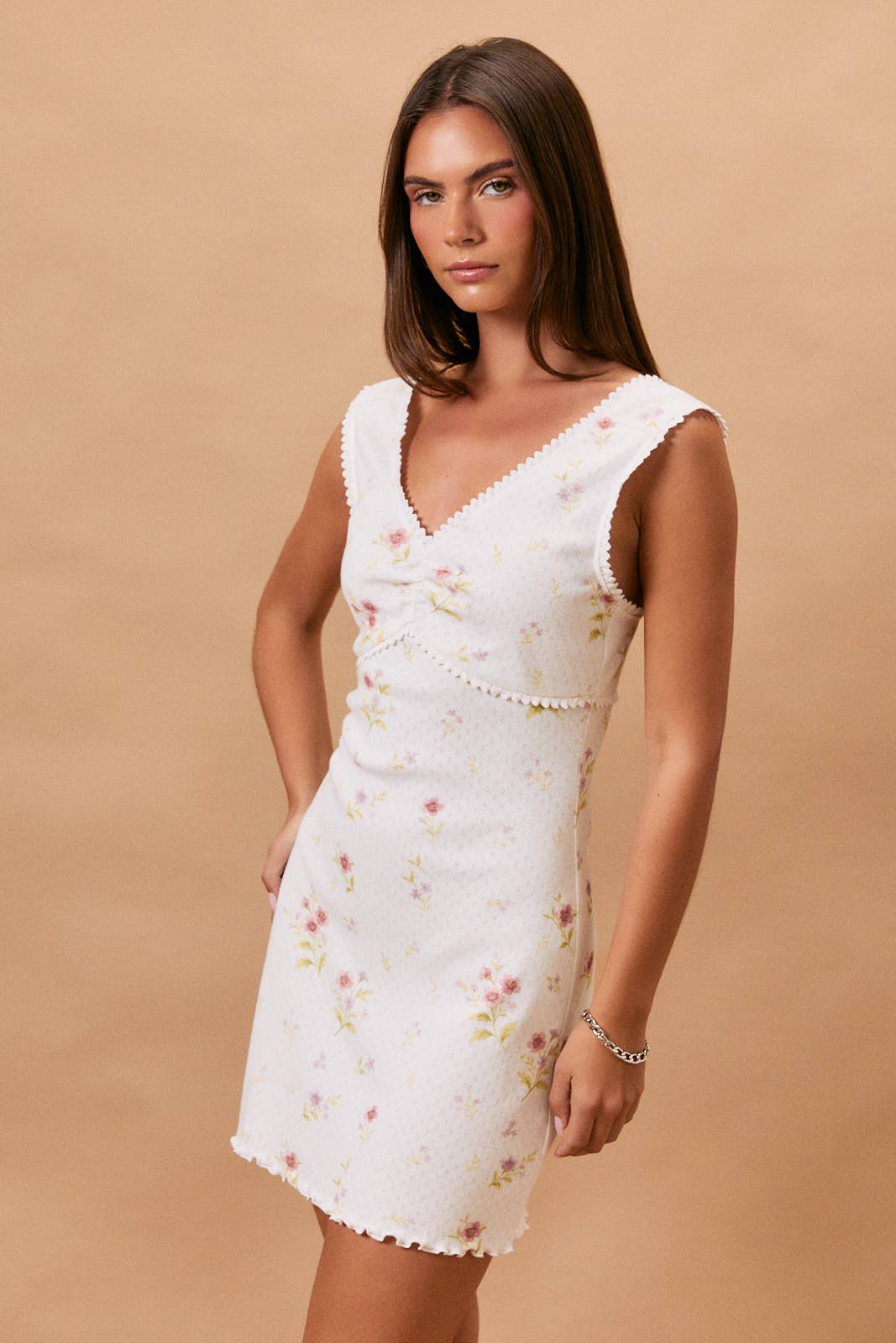 SLEEVELESS V-NECK LACE TRIM DETAIL POINTELLE MINI DRESS: WHITE-PINK FLORAL / L