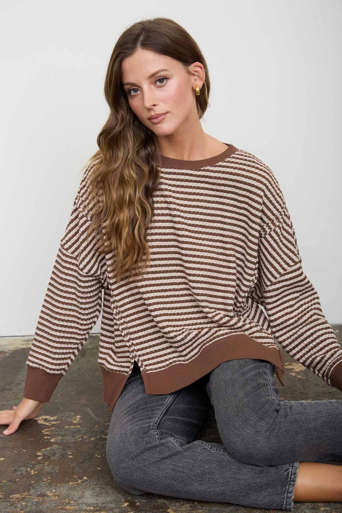STRIPE EXPOSED SEAM SPLIT HEM LONG SLEEVE KNIT TOP : BROWN
